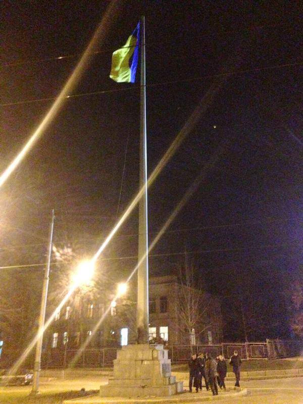 Стела с украинским флагом Фото: @itsector