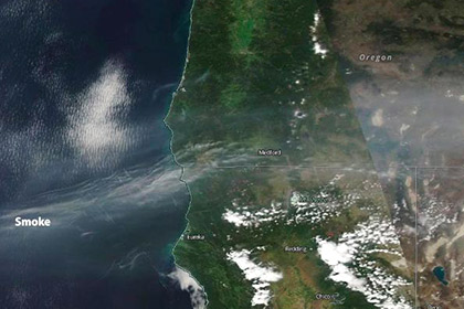 Дым у западного побережья США Фото: NASA