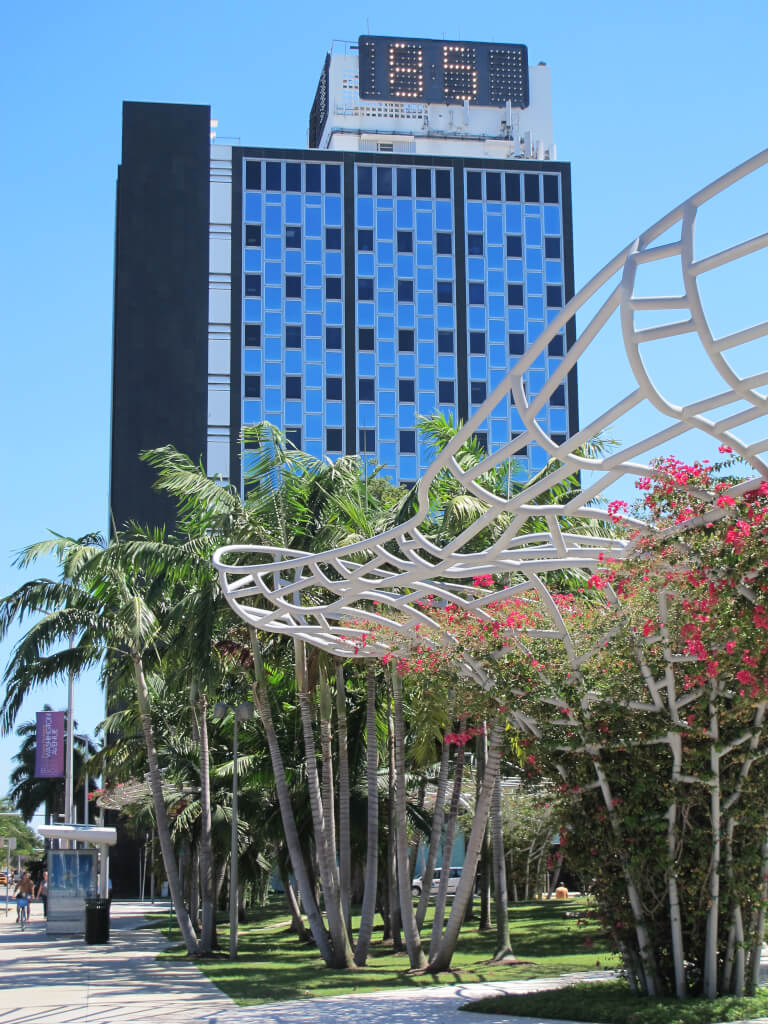 Здание, где расположен офис "Quadrum Miami Beach" Фото: Андрей Столбунов