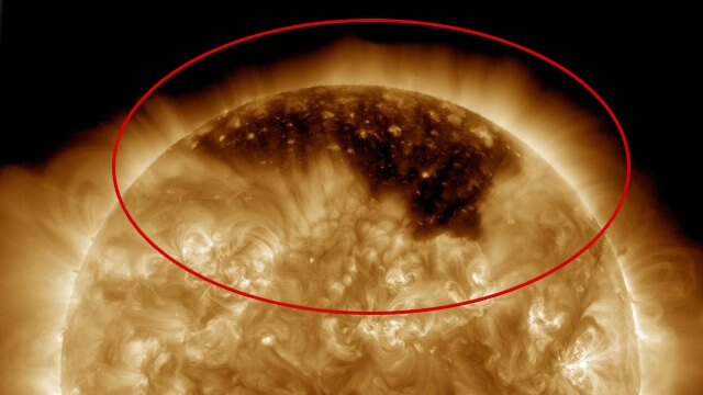 Огромная дыра была недавно обнаружена в верхней части короны Солнца Фото: НАСА