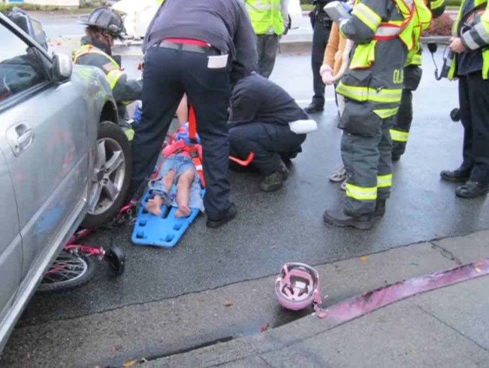 Ребенку чудом удалось не пострадать, оказавшись в ловушке под автомобилем Фото: Facebook