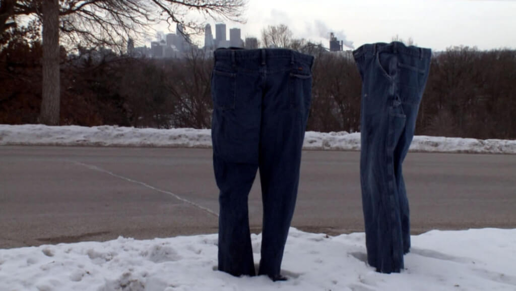 На улицах Миннеаполиса появились штаны, гуляющие сами по себе. Фото: Twitter/Amber Peebles @AmberPeebles