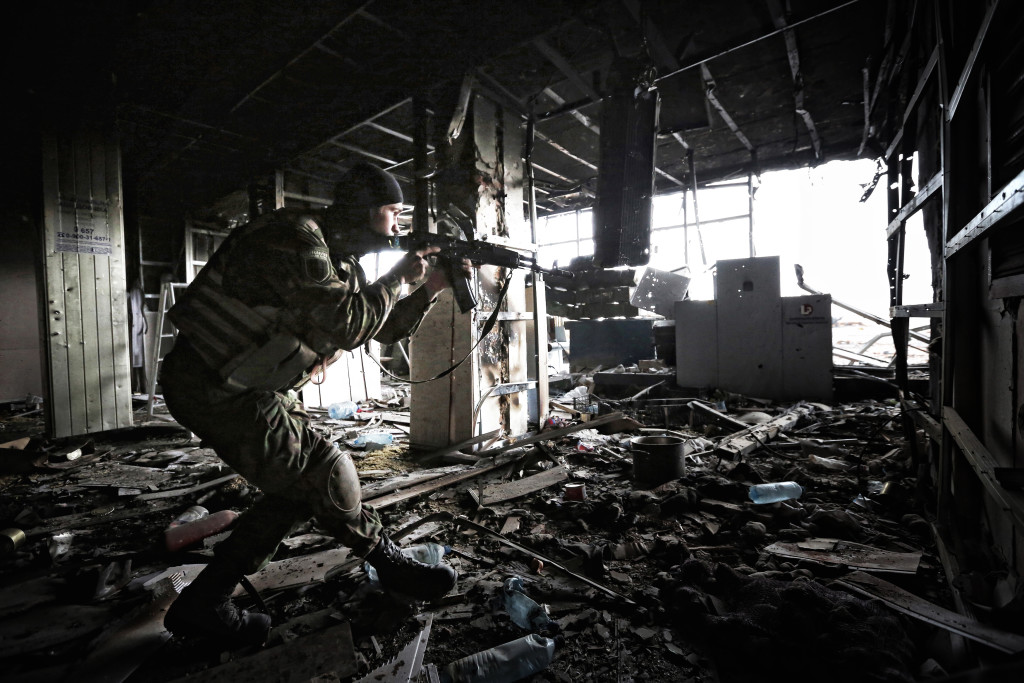 Украинский солдат патрулирует в Донецком аэропорту. Фото: Сергея Лойко