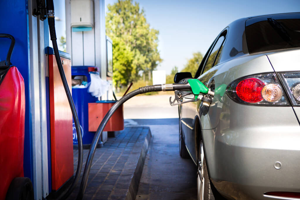 На данный момент средняя цена на бензин по США — $2,06 за галлон. Фото: depositphotos.com