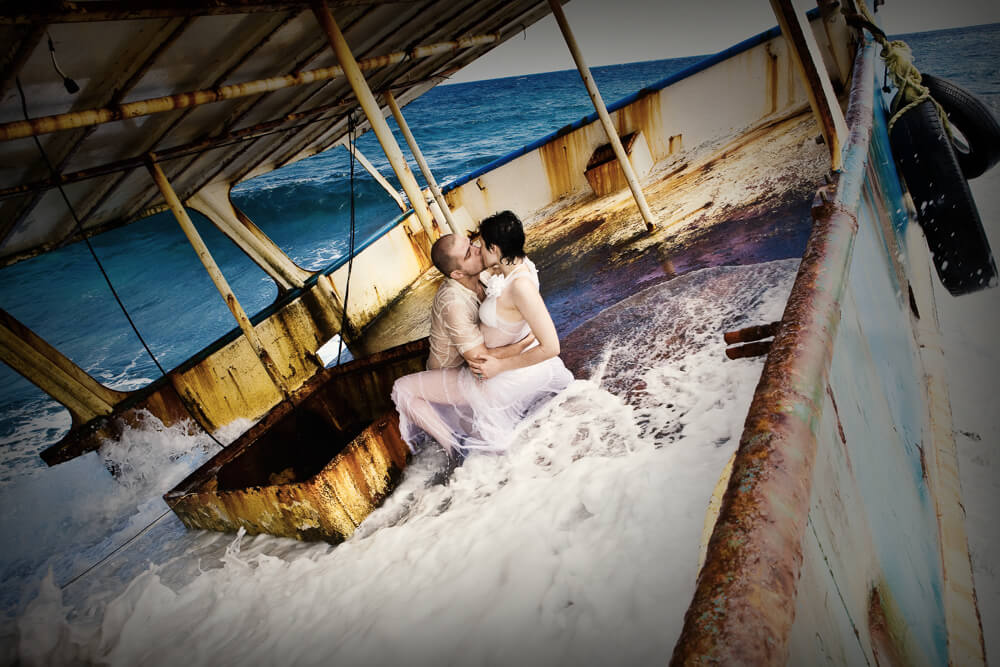 Жених и невеста в лодке. Фото Эдуарда Хафизова.