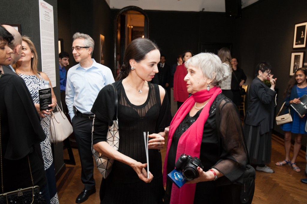 Диана Вишнева (слева) и Нина Аловерт (справа) на открытии выставки. Фото Russia American Foundation