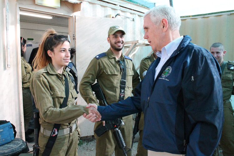 Губерантор майк Пенс общается с солдатами Армии Обороны Израиля, 2014 г. Фото: пресс-служба ЦАХАЛа.