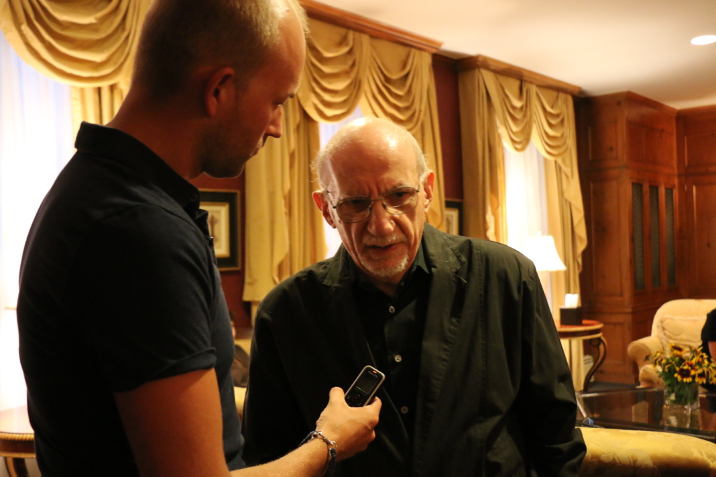 Писатель Соломон Волков дает интервью. Фото Дениса Малинина