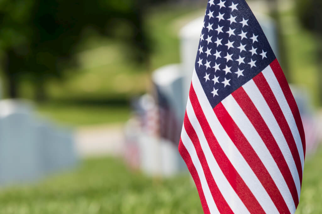 Флаг на могиле ветерана армии США