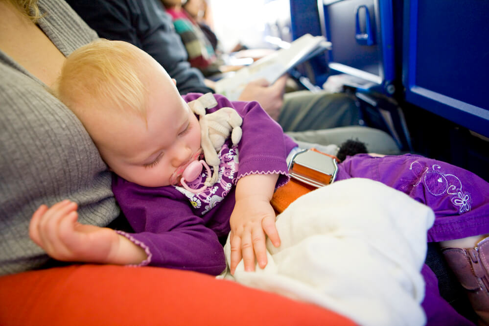 В самолетах ввели зоны, куда нельзя с детьми. Фото: depositphotos.com