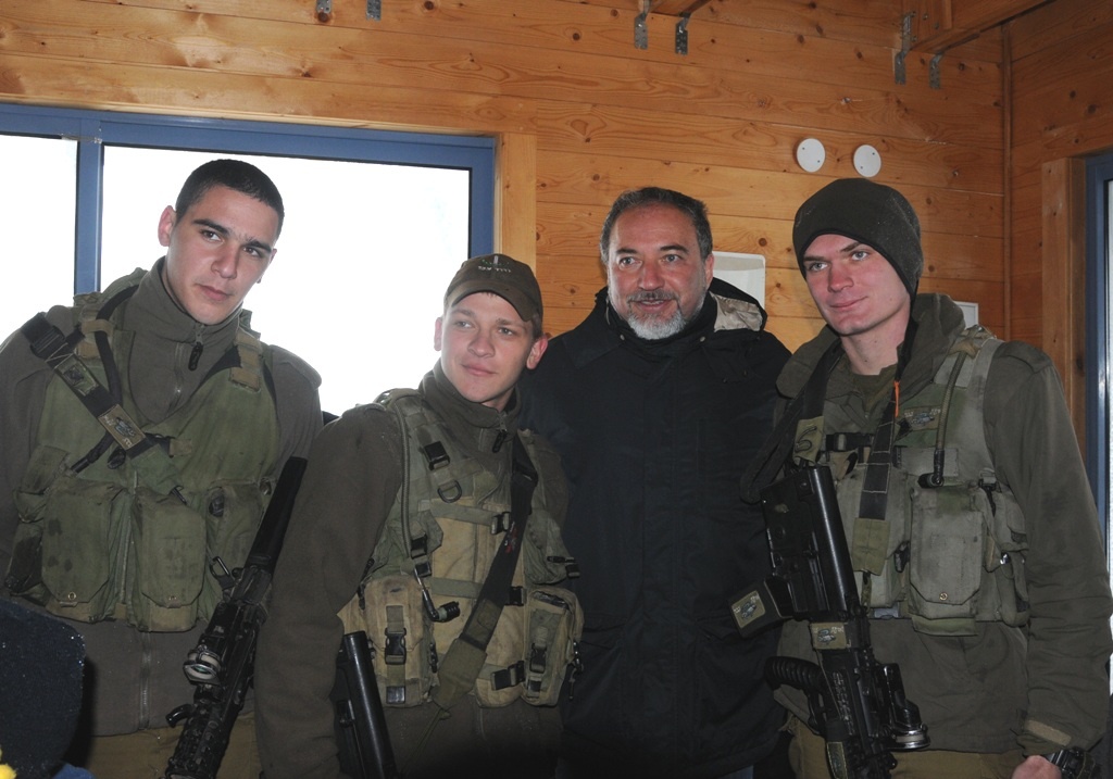 Авигдор Либерман с солдатами ЦАХАЛа. Фото: пресс-служба Министерства обороны.