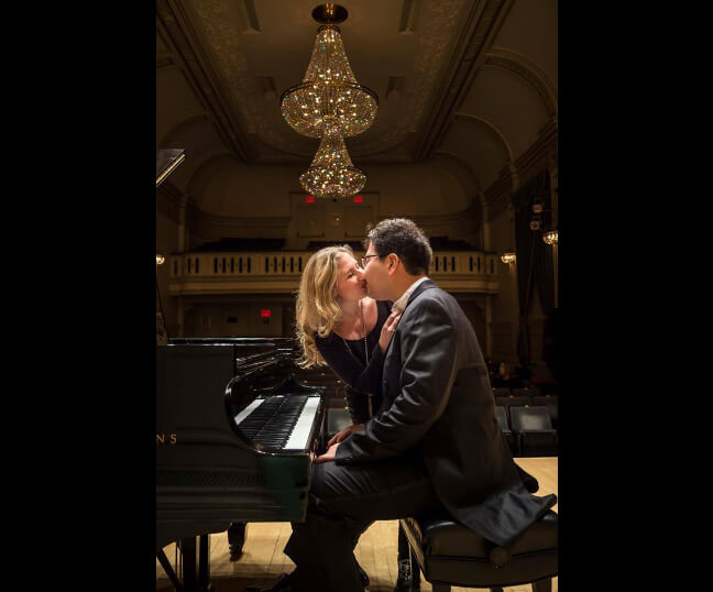 "Счастлив с Nikoleta Rallis в Carnegie Hall", - так подписано трогательно фото на страничке музыканта. Фото facebook.com/pg/azamatsydykov 
