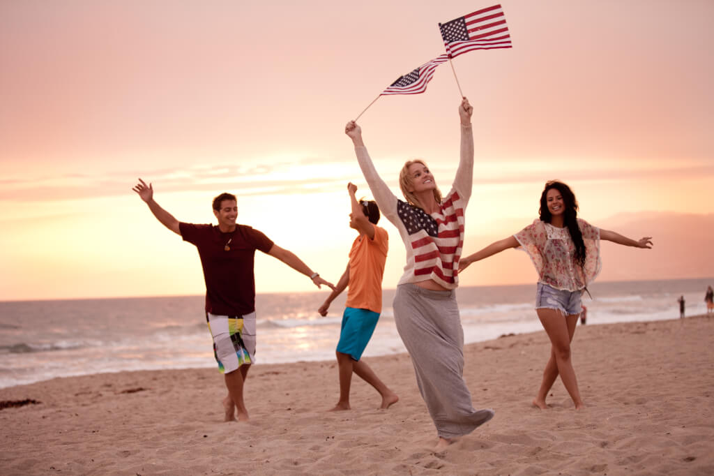 Practically every working US citizen can afford good clothes, food and travel. Photo: depositphotos.com