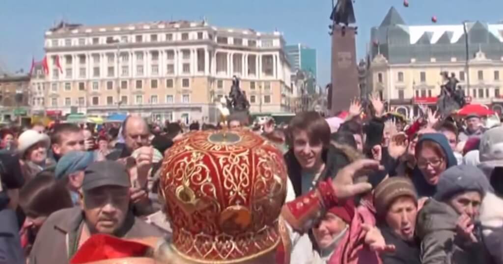 Митрополит кидает яйца верующим Фото: кадр с видео YouTube