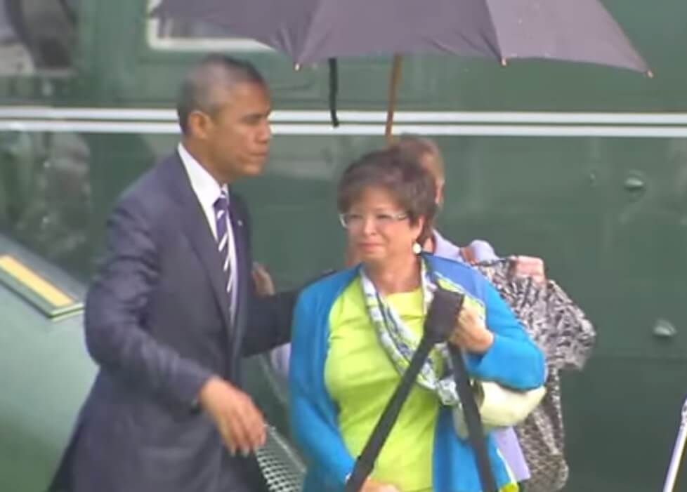 Барак Обама поделился зонтиком Фото:  кадр YouTube