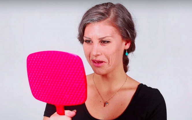 Реакция женщины, которая курит Фото: скрин видео