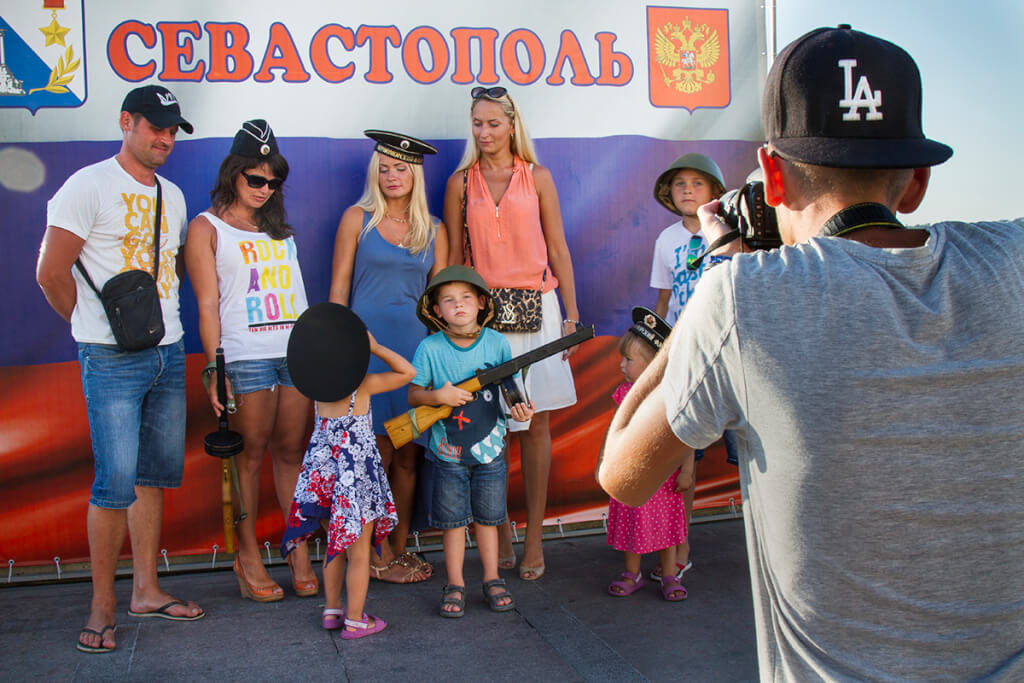 Крымчане любят фотографироваться в военное форме. Фото Эмине Зиятдиновой