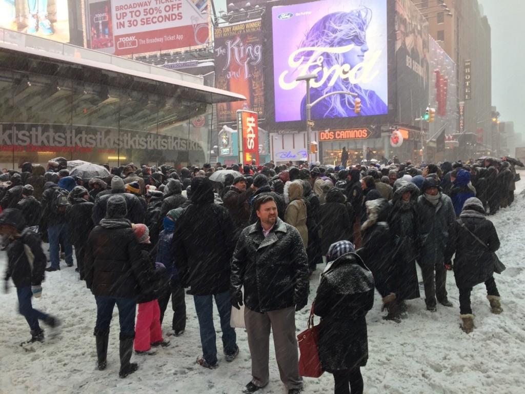 Despite the bad weather, there are still a lot of people in the city, and some of them were going to attend cultural events. Photo: Denis Cheredov