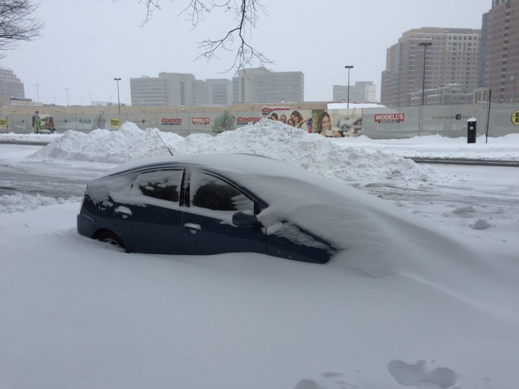 Машины, оставленные на улице, на половину занесло снегом. Фото Лееси Бакалец
