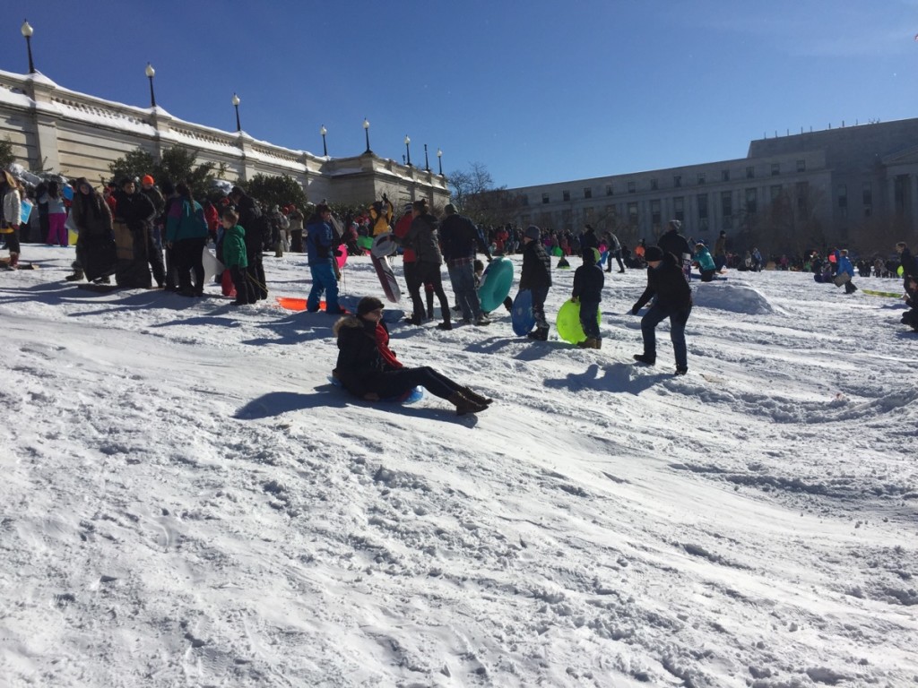 Жители города развлекаются около Капитолия. Фото Леси Бакалец