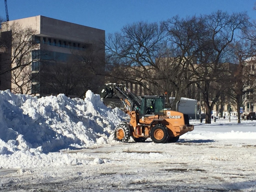 На улицах столицы работает снегоуборочная техника. Фото Леси Бакалец