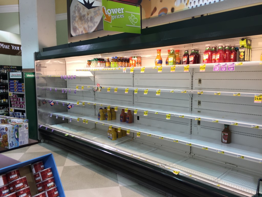 Вашингтонцы делают запасы перед снегопадом. Большинство магазинов пустые. Фото: Алексей Осака