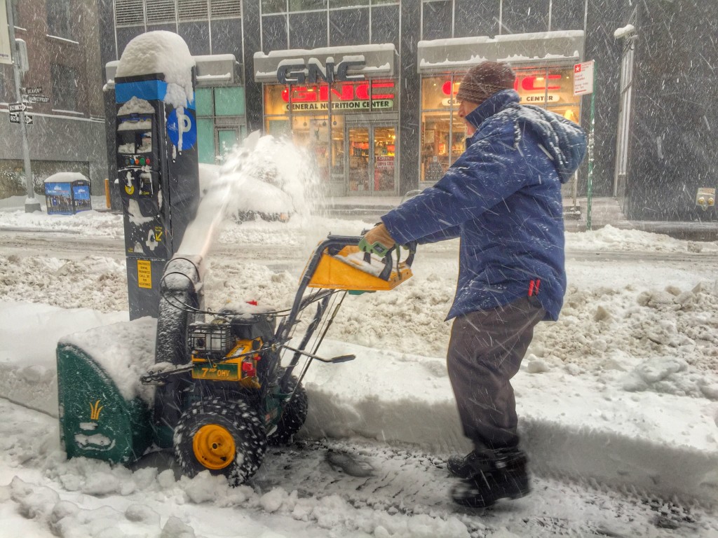Тротуары в нижней части Нью-Йорка очищают с помощью техники. Фото Дениса Чередова