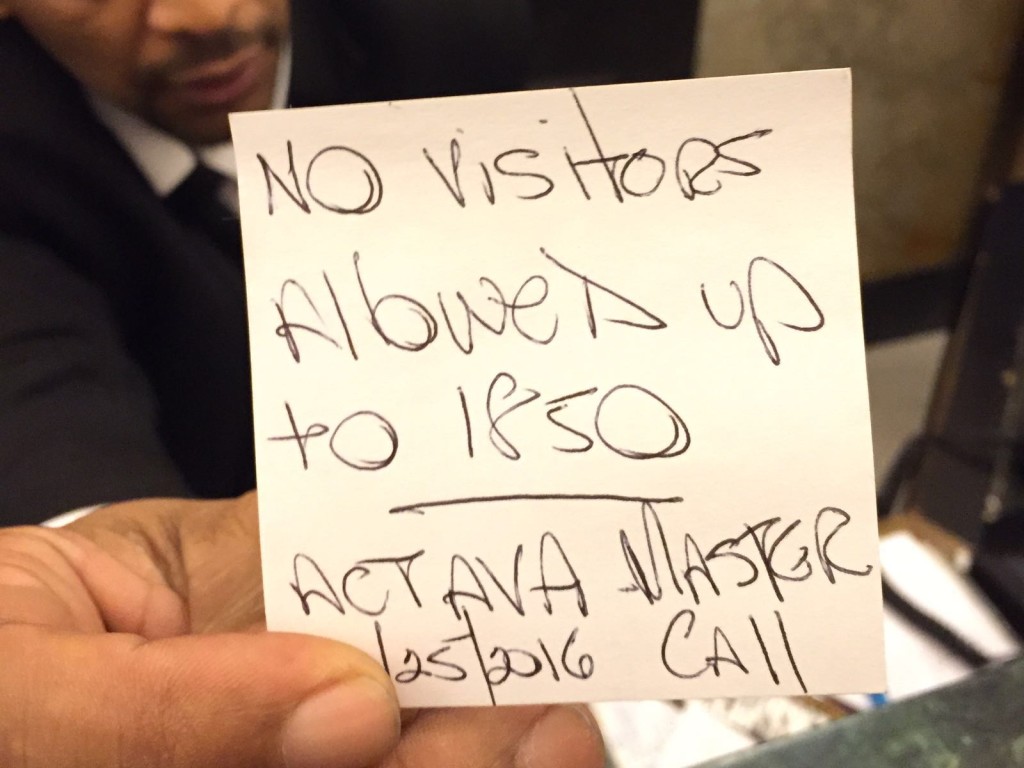 Записка, которую оставили менеджеры провайдера. Фото Дениса Чередова