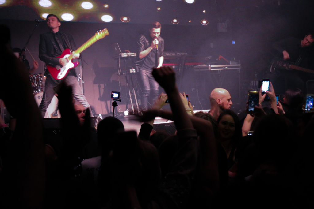 Более двух часов поклонники ждали Диму Билана. Фото Денис Малинин 