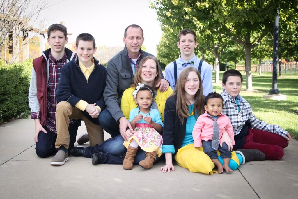 Бет Рот с мужем и семью детьми.