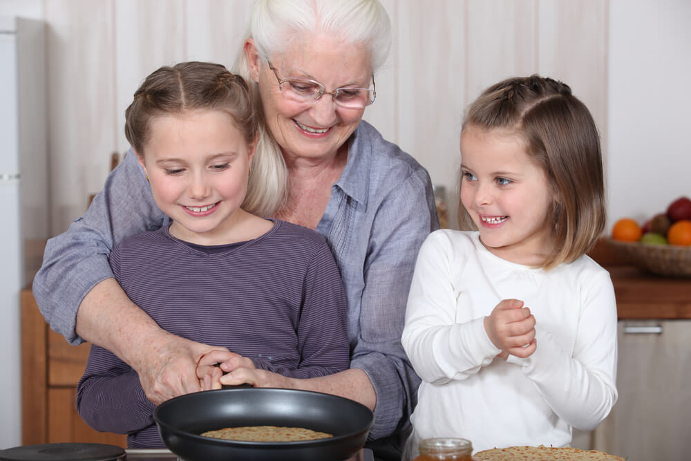 Caring for grandchildren reduces the risk of developing grandmothers of Alzheimer's disease. Photo: depositphotos