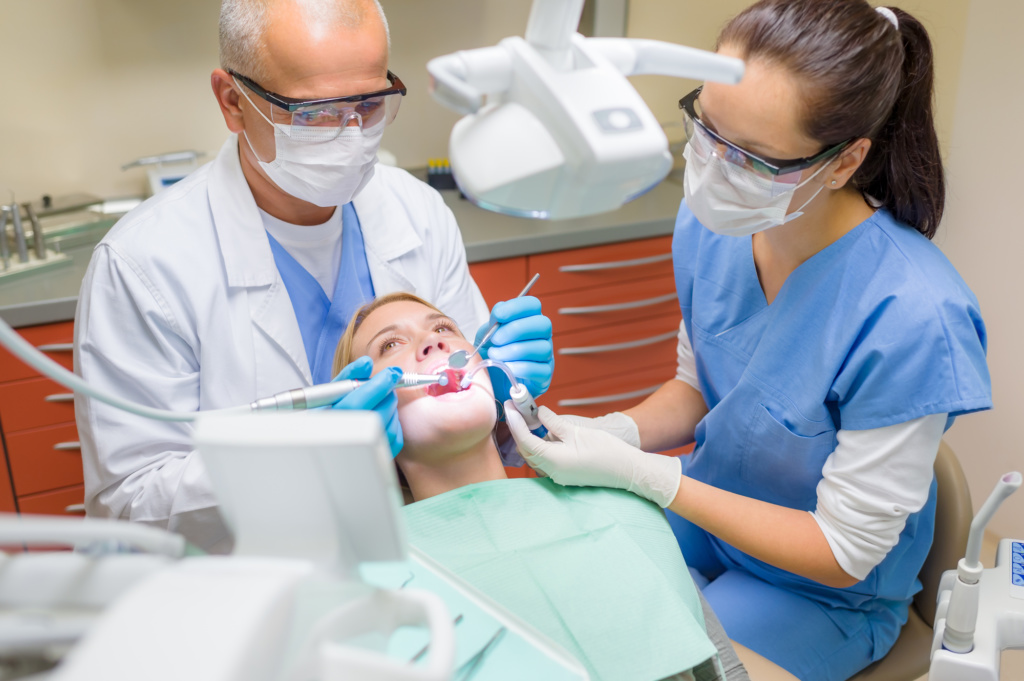 Если у вас нет стоматологической страховки и вам нужно вылечить зубы, то скорее всего вы не избежите счета с пугающей суммой. Фото: Depositphotos