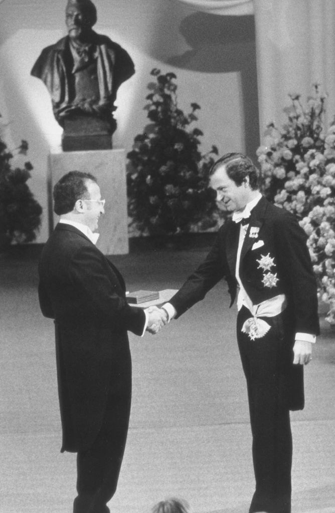 Роальд Хоффман Швеция королінен Нобель сыйлығын 1981 жылы алады. Сурет: Р. Хоффманның жеке мұрағатынан.