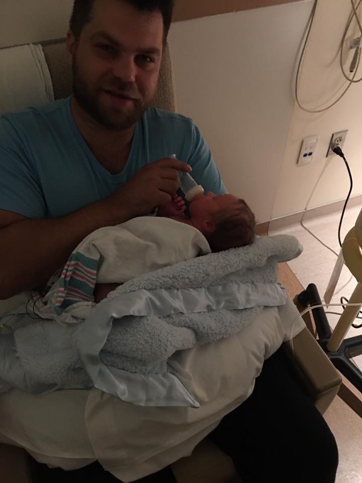 Денис Слобода с новорожденным сыном Фото: Facebook
