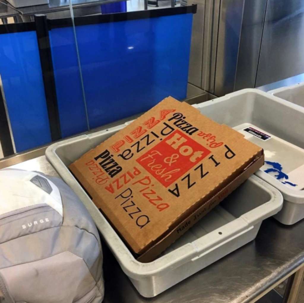Коробку с пиццей пассажиру просканировали ренгеном. Фото: instagram.com/tsa/