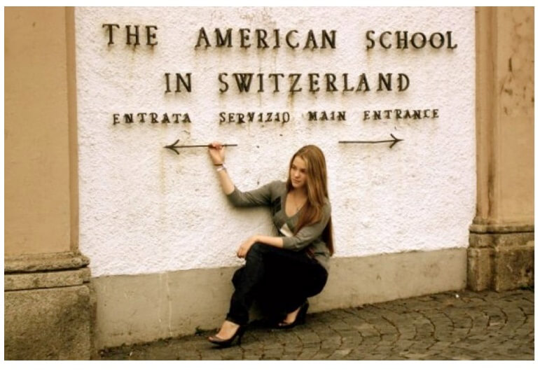 Екатерина Железняк фотографируется на память об элитной американской школе в Швейцарии. Фото: navalny.com