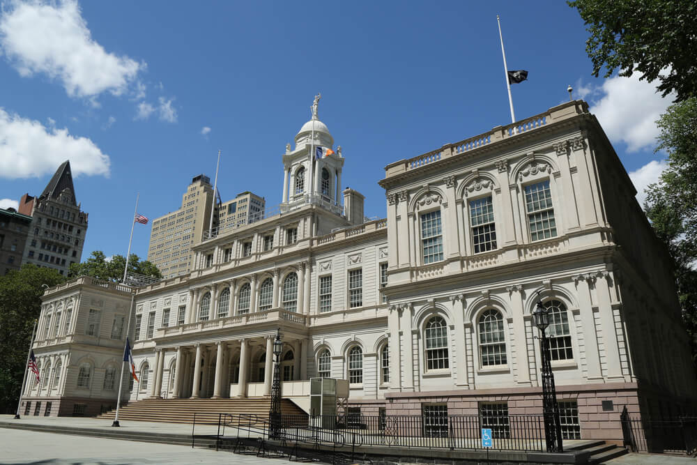 Указ касается работников городских служб. Фото: depositphoto