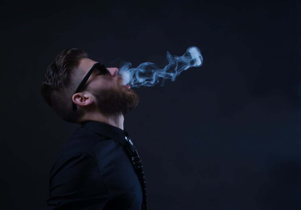 музыкант курит марихуану
