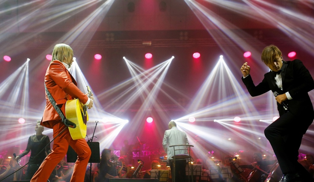 Би-2 во время выступления с симфоническим оркестром в Волгограде. Фото: Александр Куликов, Павел Панько и Роман Склейнов