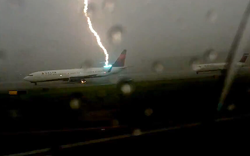 Молния ударила в хвостовую часть самолета. Фото: кадр с You Tube