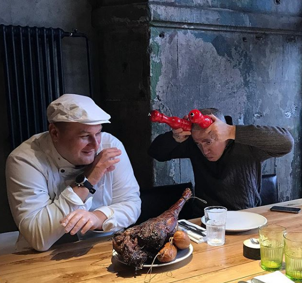 Onam eshagi bilan oglining qoliga otirdi