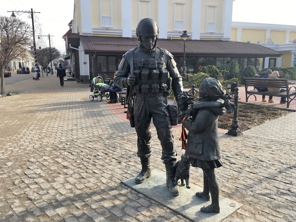 памятник вежливому человеку