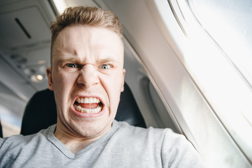 Воздушная ярость: почему люди становятся агрессивными в самолетах и как себя обезопасить