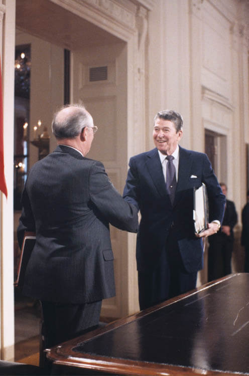 Переговоры рейгана и коля. Горбачев Рейган 1987 ДРСМД. Саммит Рейган Горбачев 1987. Горбачев Рейган и Буш.