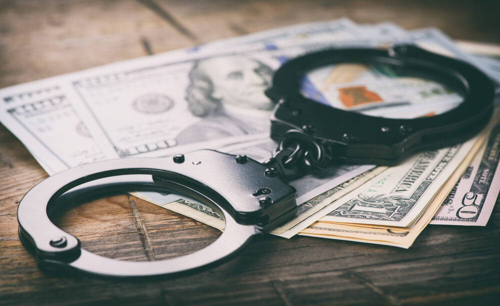 Налоговое мошенничество. Деньги наручники. Коррупция наручники. Доллары и наручники. Деньги преступление.