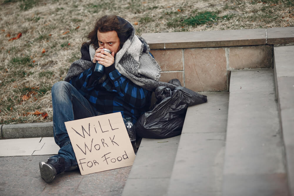 Rich man buys homeless man. Бездомный в пальто 2013. Футболка бомжа. Бездомный программист.