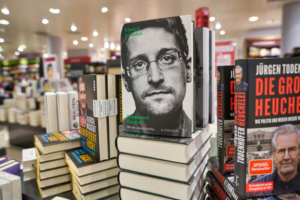 Эдвард Сноуден создал токен со своим лицом и продал его за $5,4 млн
