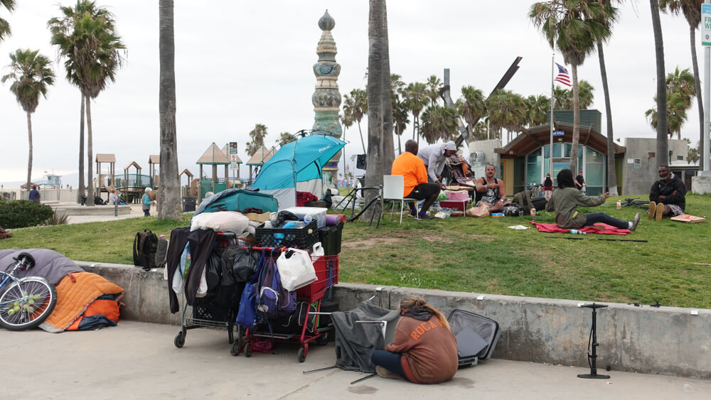 Dump, violence and drugs: how a wealthy Los Angeles neighborhood became a  homeless camp - ForumDaily