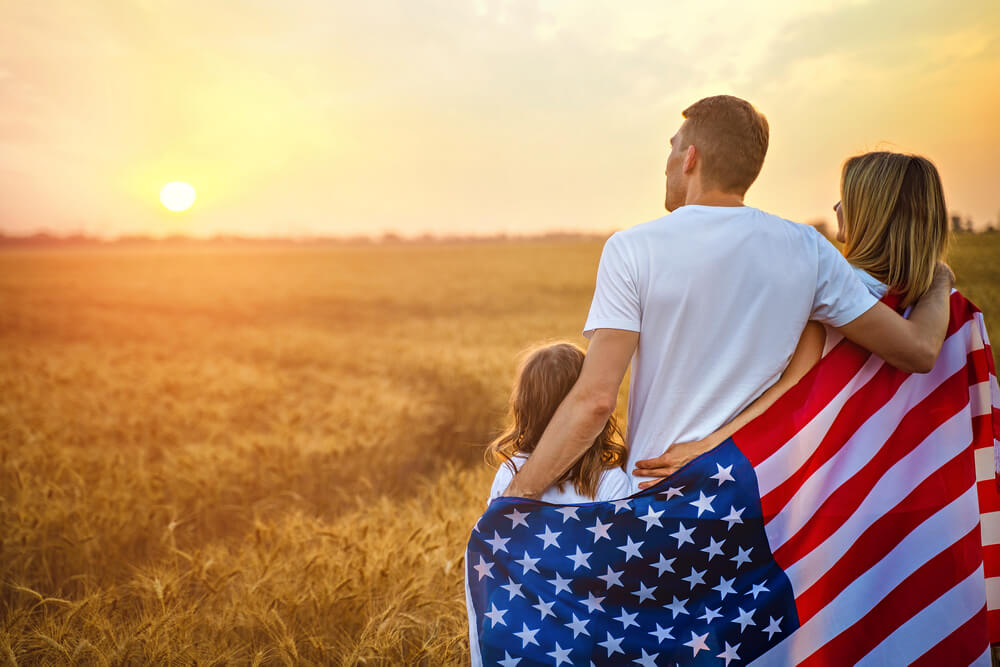 Together country. Счастливая семья в поле. Фото счастливой семьи на фоне американского флага. World Family Day. Summer America Family.