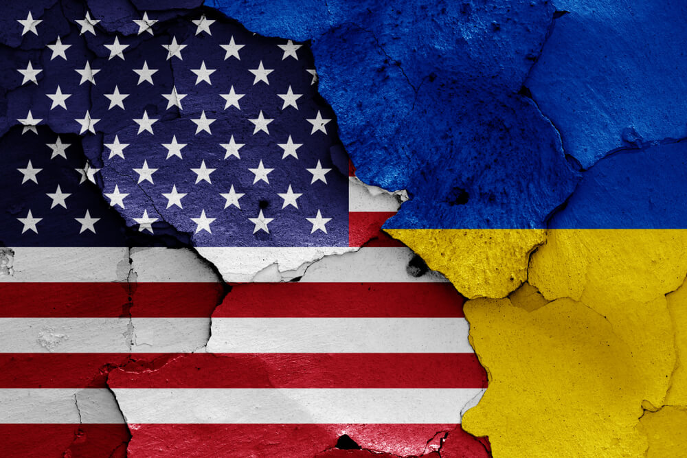 Госдепартамент США вывозит из Украины семьи сотрудников посольства в Киеве